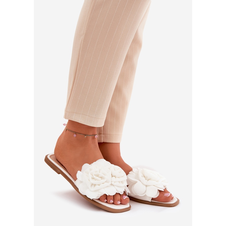 Flach -gekräuselte Frauen -Flip -Flops mit dekorativen Blumen weiß 1