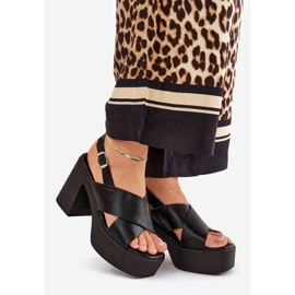 Frauensandalen auf dem Pfosten und Plattform mit Öko -Lederschwarz 1