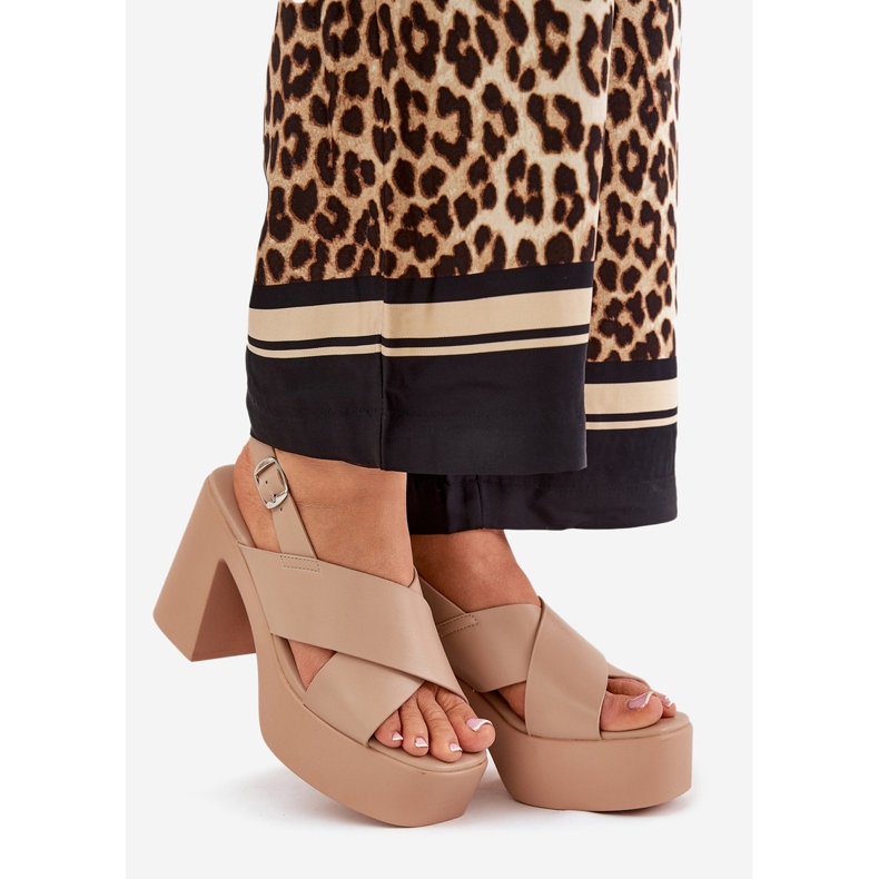 Frauensandalen auf dem Pfosten und Plattform mit Öko -Lederkhaki beige 1