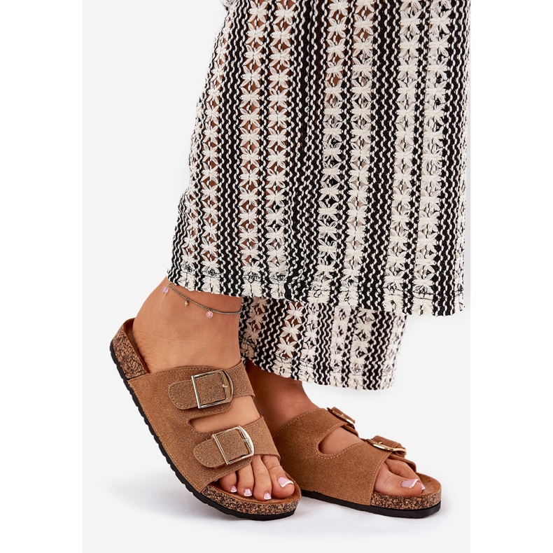 Die Flip -Flops für Frauen auf einer Korkplattform mit goldenen Kamelschnallen braun 1