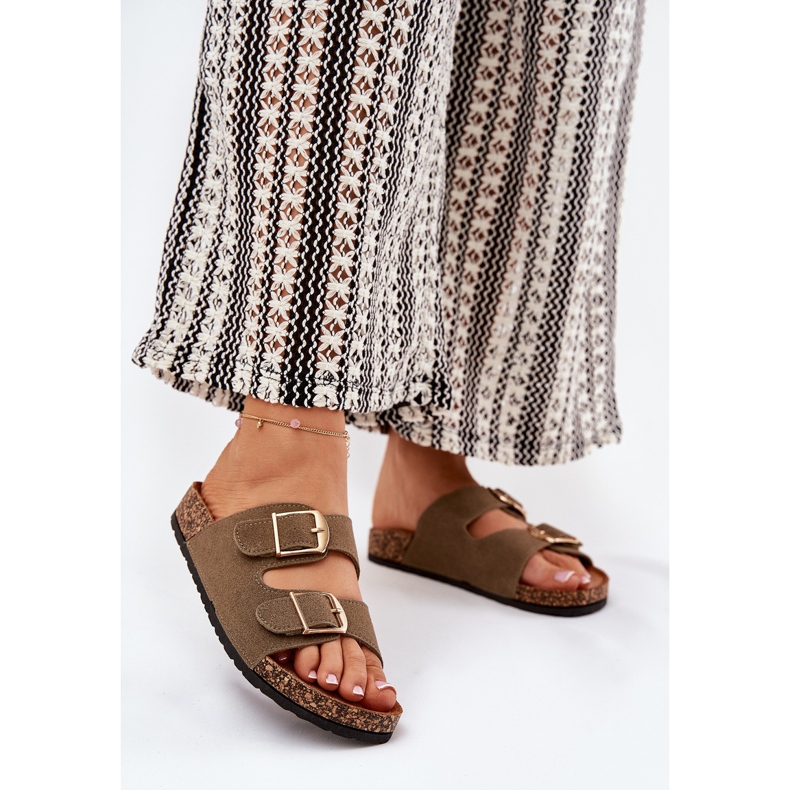 Die Flip -Flops für Frauen auf einer Korkenplattform mit goldenen Schnallen grün 2