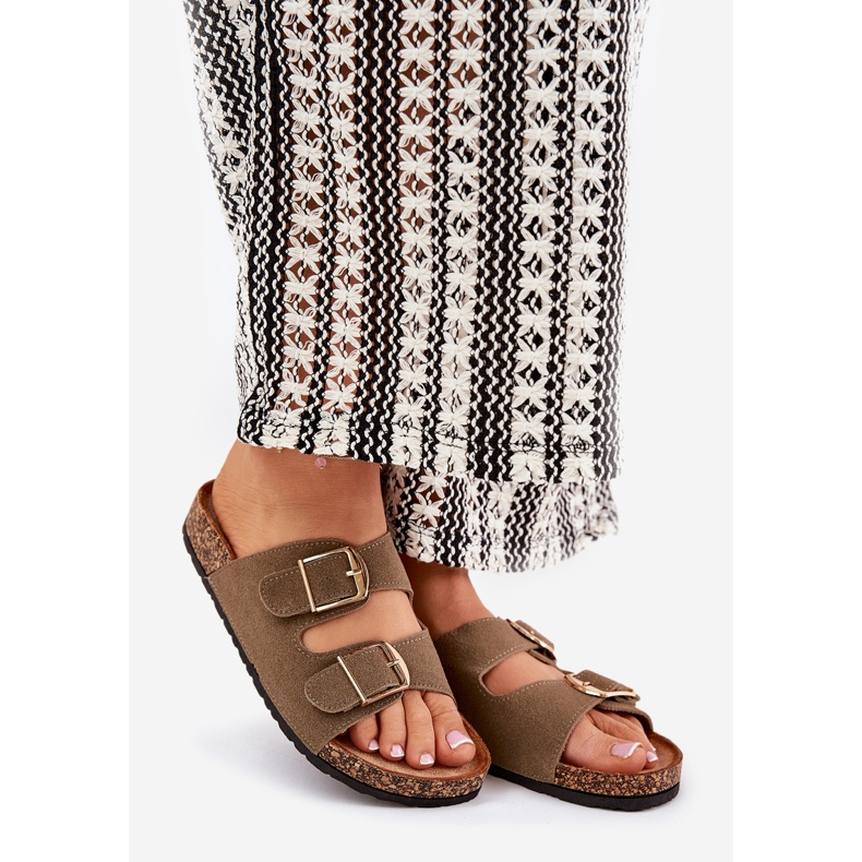 Die Flip -Flops für Frauen auf einer Korkenplattform mit goldenen Schnallen grün 1