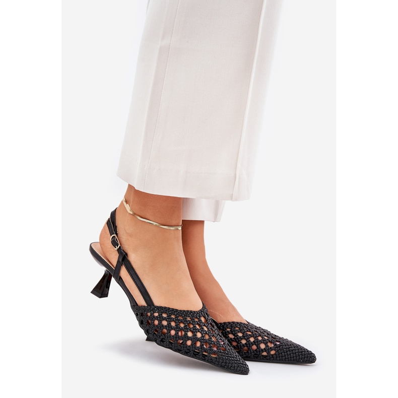 High Heels mit einer spitzen Nase und einer schwarzen Ferse 1