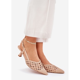 Hins mit einem spitzen Zeh und einer Beigeeed -Ferse 1