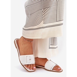 Flache Öko -Leder -Frauen -Hausschuhe mit einer weißen Schnalle 1