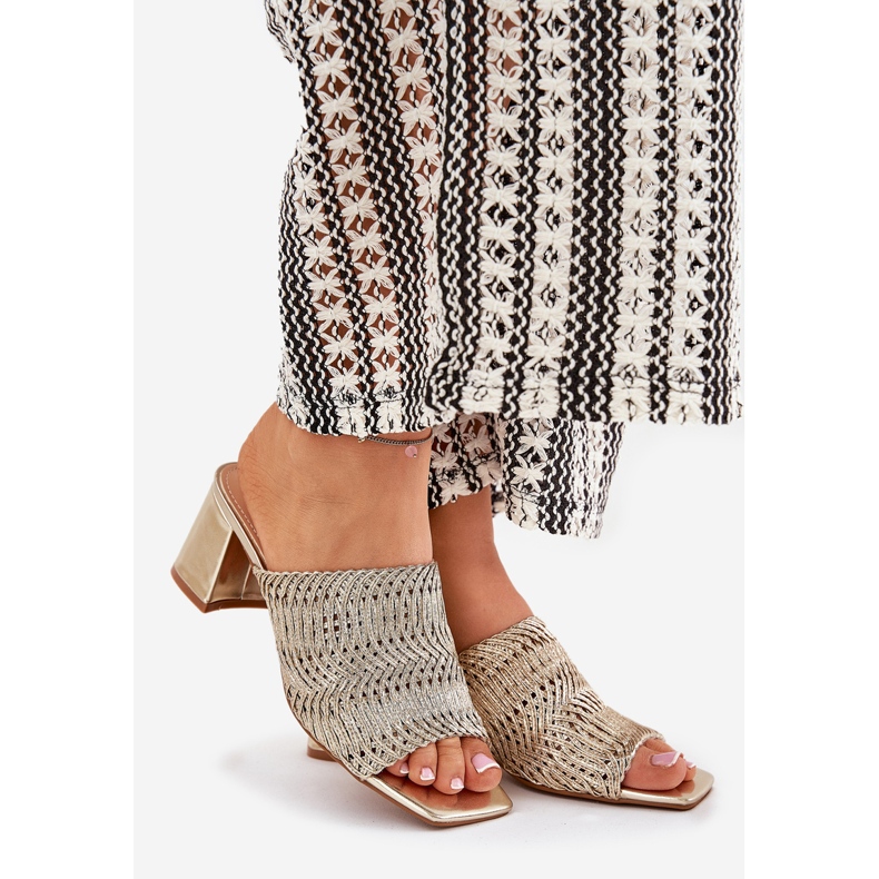 Damenflip flops mit goldenen Absätzen 1