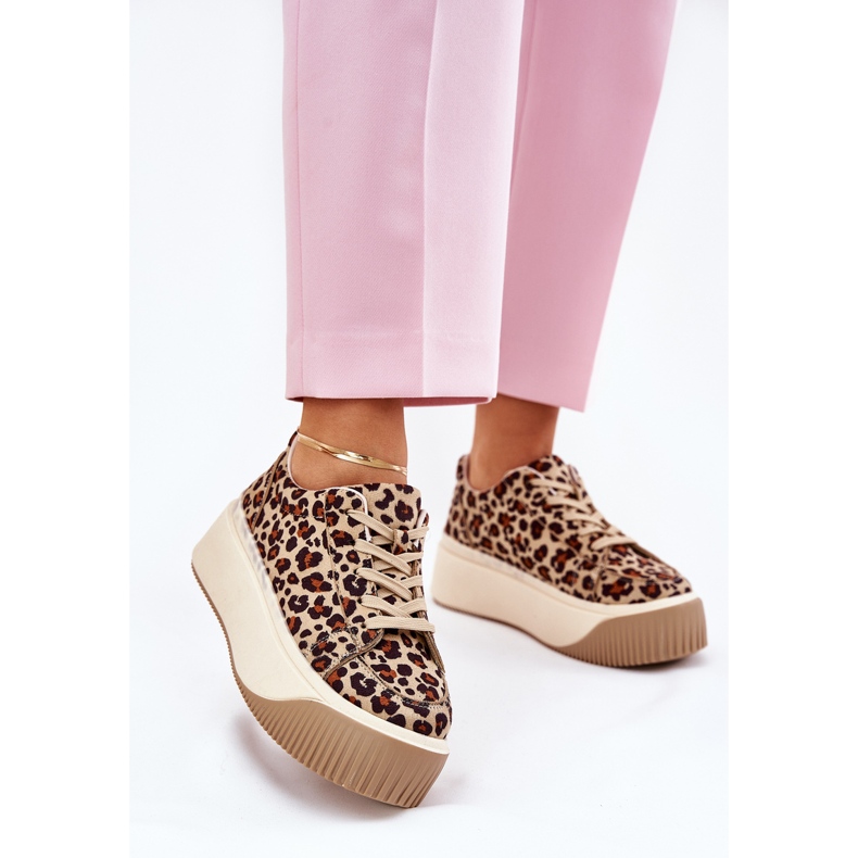 Turnschuhe auf einer massiven braunen Leopardenplattform 2