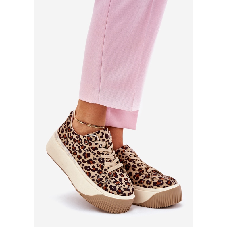 Turnschuhe auf einer massiven braunen Leopardenplattform 1