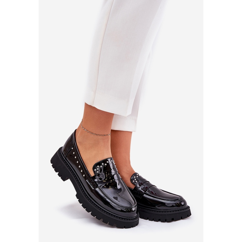 Frauenlaafer, die mit schwarzer Dekoration lackiert sind 1