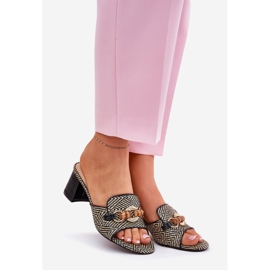 Damensapfen mit einer schwarzen Dekoration 1