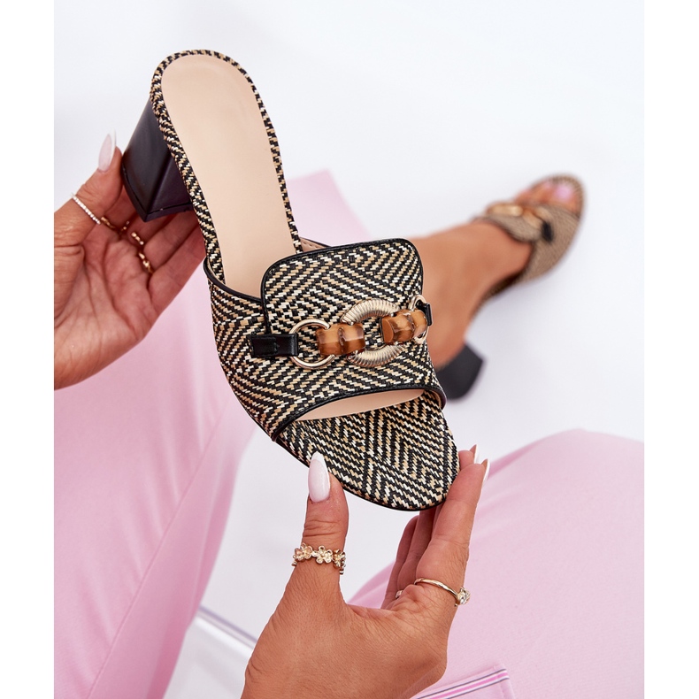 Damensapfen mit einer schwarzen Dekoration 2