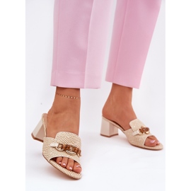 Damensapere mit einer Beige -Dekoration 2