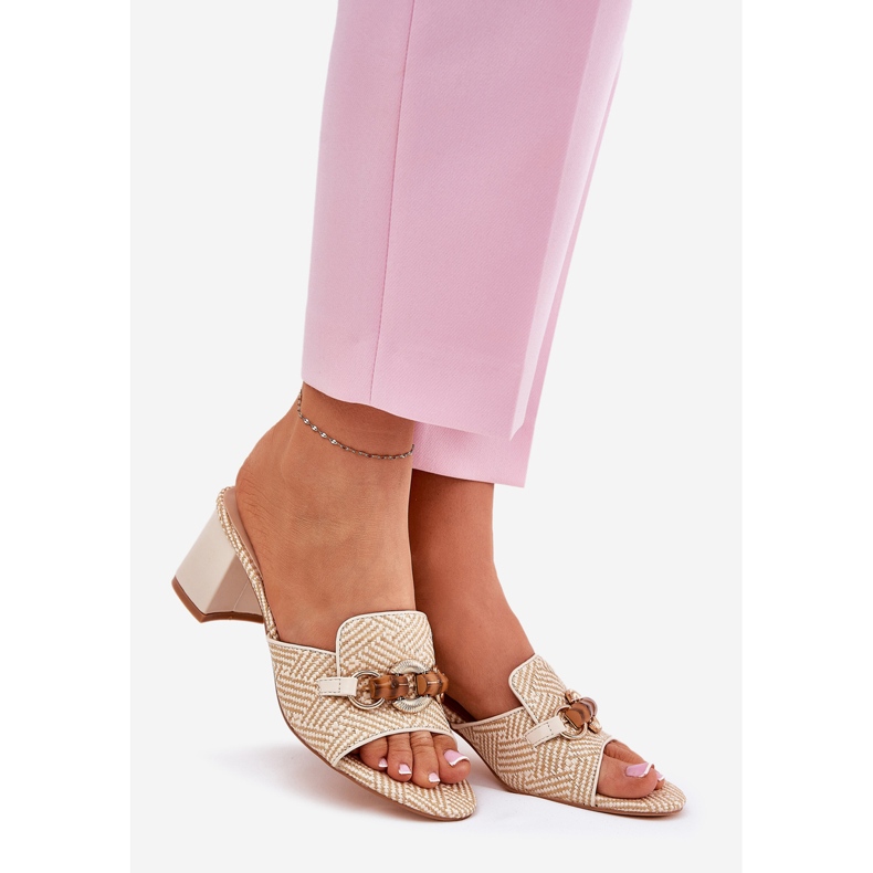 Damensapere mit einer Beige -Dekoration 1