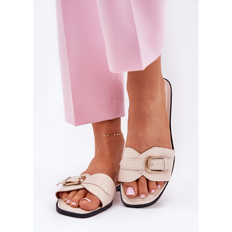 Flat -Frauen -Flip -Flops mit einer goldenen beige Klemme 2