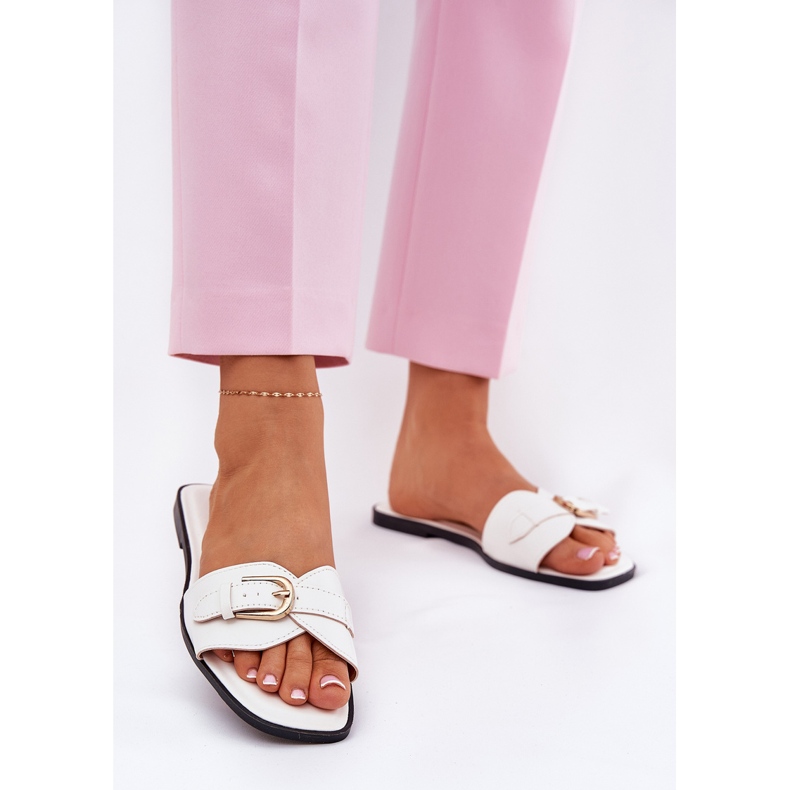 Flat Damen Flip Flops mit einer goldenen Schnalle weiß 2