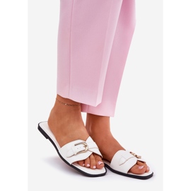 Flat Damen Flip Flops mit einer goldenen Schnalle weiß 1