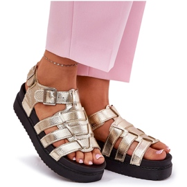 Frauensandalen auf der Plattform mit goldenen Schnallen 9