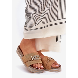 Women's Flip Flops mit einem goldenen Detail auf der Kamelglitter -Plattform braun 1