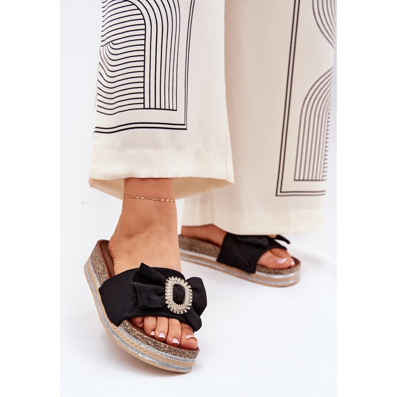 Damenflip flops auf der Plattform mit einem Bug und einer dekorativen Brosche schwarz 2