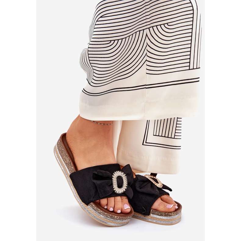 Damenflip flops auf der Plattform mit einem Bug und einer dekorativen Brosche schwarz 1