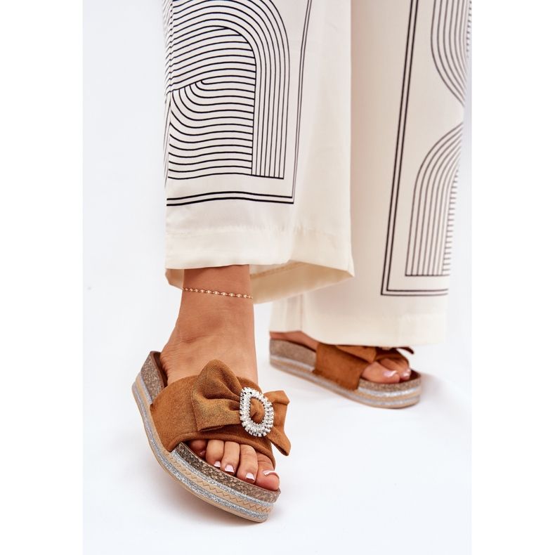 Damenflip flops auf der Plattform mit einem Bug und einer dekorativen Kamelbrosche braun 2