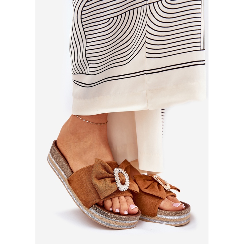 Damenflip flops auf der Plattform mit einem Bug und einer dekorativen Kamelbrosche braun 1
