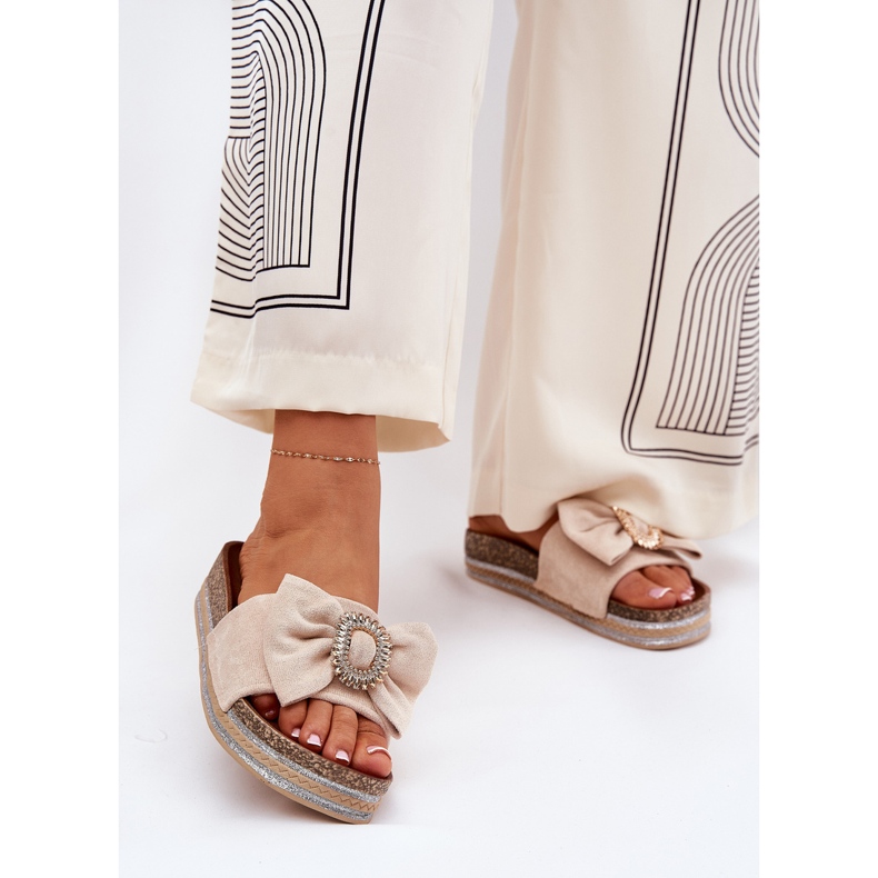 Damenflip Flops auf der Plattform mit einem Bogen und einem dekorativen Brosche Beige 2