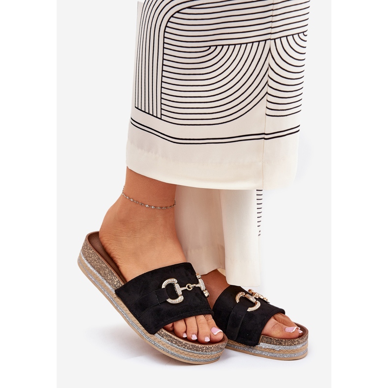 Damenflip flops auf der Plattform mit goldenem Ornament und Brokatschwarz 1