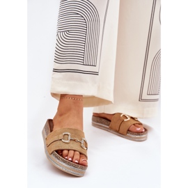 Frauenflip -Flops auf der Plattform mit goldenem Ornament und Kamelglitter braun 2