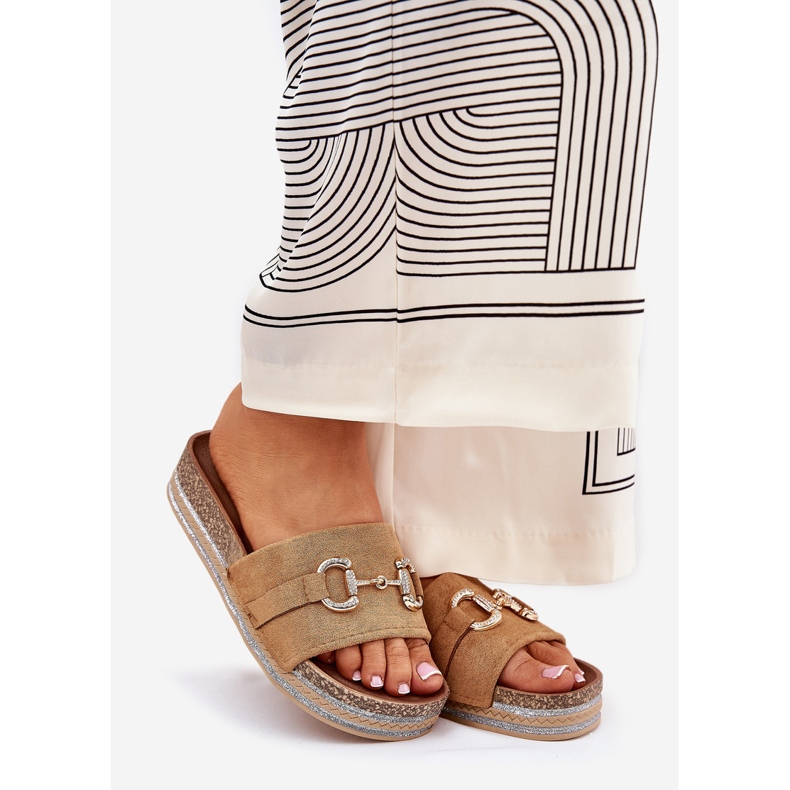 Frauenflip -Flops auf der Plattform mit goldenem Ornament und Kamelglitter braun 1