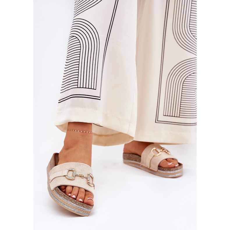 Damenflip Flops auf der Plattform mit goldenem Ornament und beige Glitzer 2