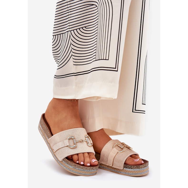 Damenflip Flops auf der Plattform mit goldenem Ornament und beige Glitzer 1