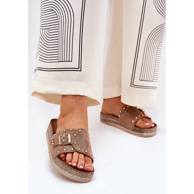 Pantoffeln für Frauen auf der Plattform mit einer Schnalle und Khaki -Stollen beige 2