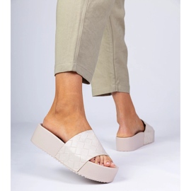 Beige drückende Flip -Flops 1