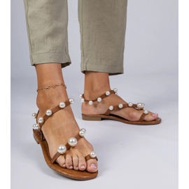 Braune Frauensandalen mit Perlen dekoriert 1