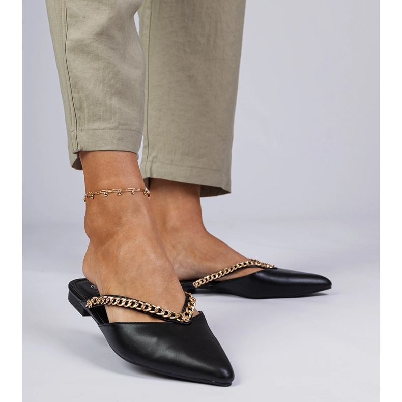 Schwarz elegante Flip -Flops mit einer Kette dekoriert 1