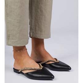 Schwarz elegante Flip -Flops mit einer Kette dekoriert 2