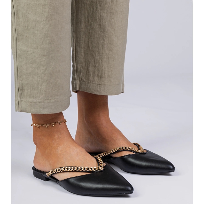 Schwarz elegante Flip -Flops mit einer Kette dekoriert 2