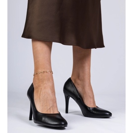 Schwarze klassische Pumpen auf einer High Heel 1