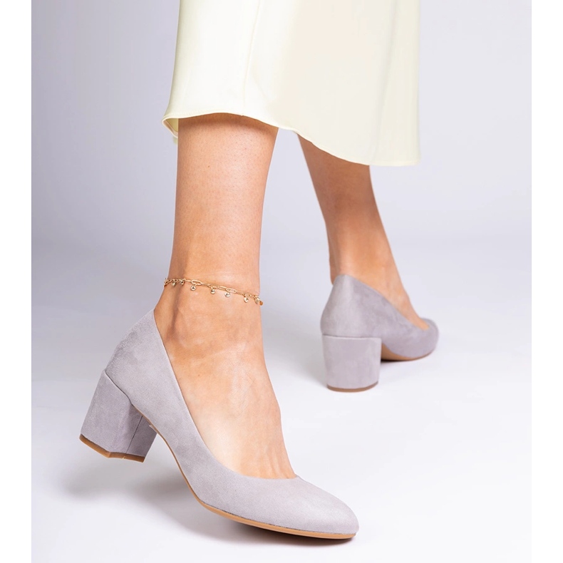 Graue klassische Pumpen auf dem Pfosten von Ekozamsz 2