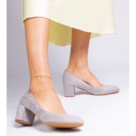 Graue klassische Pumpen auf dem Pfosten von Ekozamsz 1