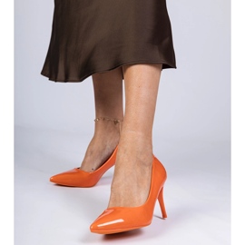 Orange lackierte Pumpen auf einer High Heel 1