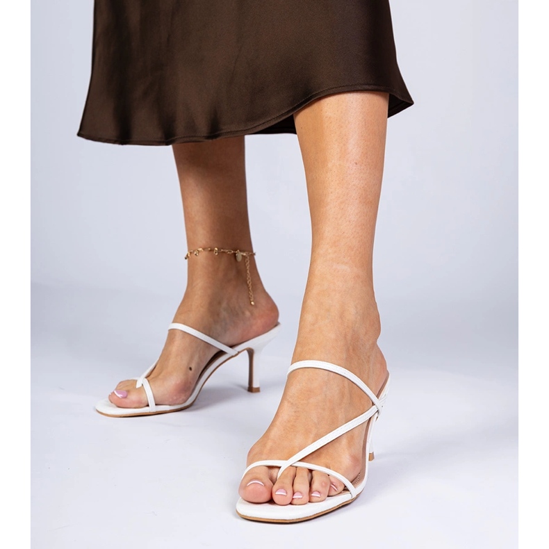 Weiße elegante Flip -Flops auf einer hohen Absatz 1