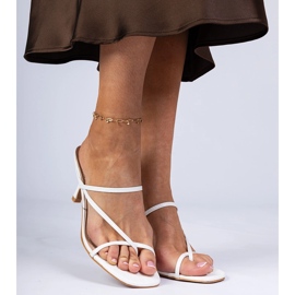 Weiße elegante Flip -Flops auf einer hohen Absatz 3