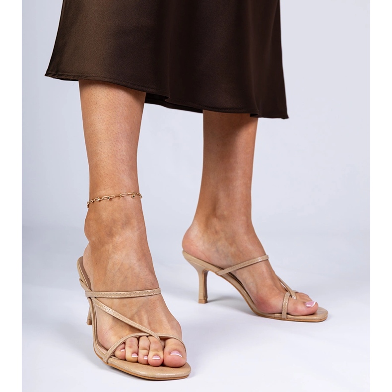 Beige elegante Flip -Flops auf einer hohen Absatz 1