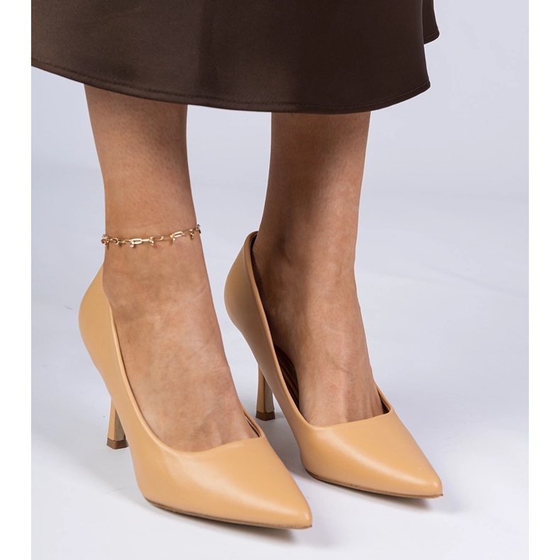 Brown klassische Pumpen auf einer Eco -Leder -High Heel braun 1