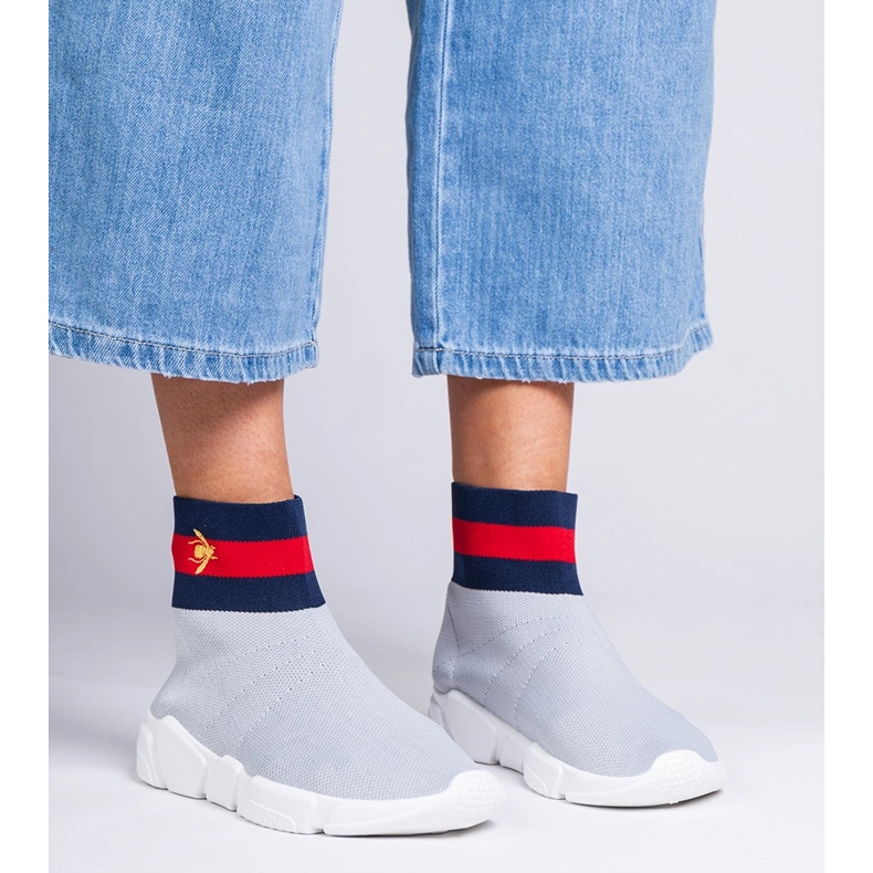 Graue Sport -Turnschuhe mit einem Sockenobermaterial 1