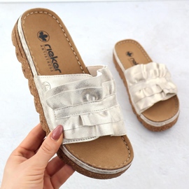 Frauenflip-Flops auf der Plattform mit Golden Rieker V8763-60 1