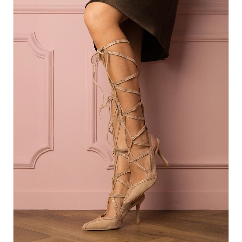 Beige Sandalen auf einer hohen Ferse, die mit Zirkonen verbunden ist 1