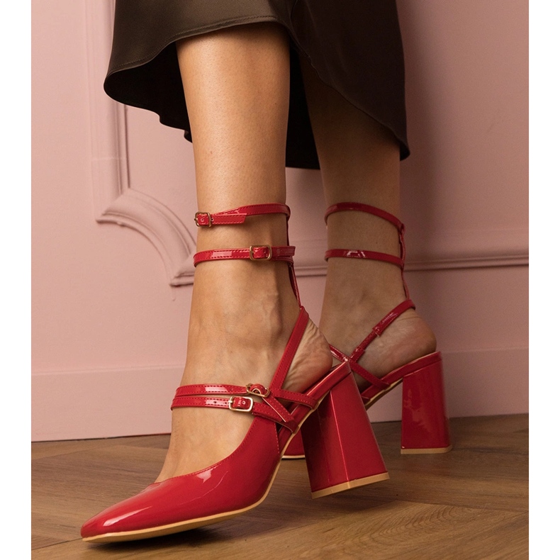 Auf dem Pfosten lackierte rote Pumpen 1